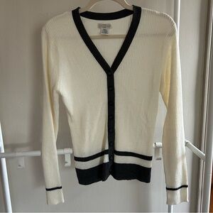 ⭐️ Yarnworks v neck button down cardigan size S